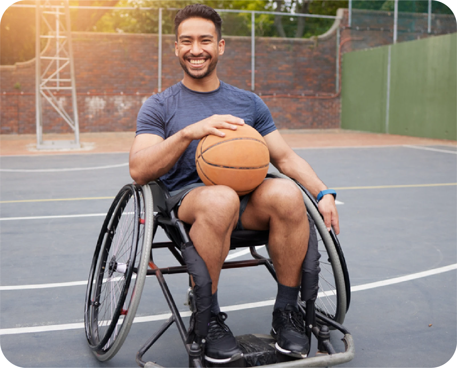 Cadeirante segurando bola de basquete